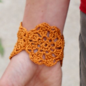 Free crochet bracelet pattern