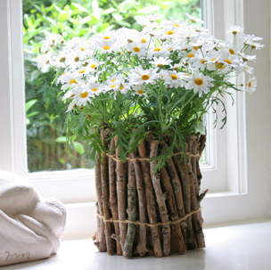 Make a flower vase from twigs
