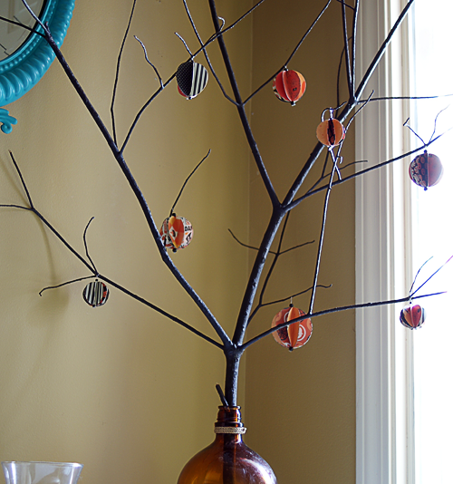 #Halloween #DIY Tree and paper sphere ornaments @savedbyloves
