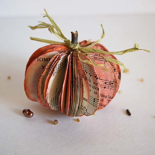 Make book page pumpkins @savedbyloves #papercraft #pumpkin #Halloween #Fall #DIY #upcycle