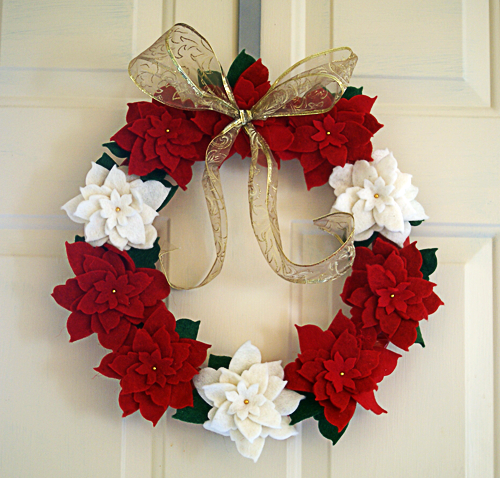 #Felt #Poinsettia #Wreath #DIY #ChristmasDecor @savedbyloves #Sizzix