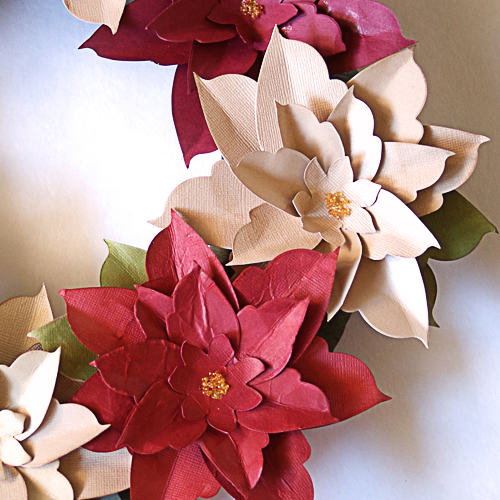 #PaperCraft Poinsetta #Wreath #DIY #ChristmasDecor #Sizzix @savedbyloves