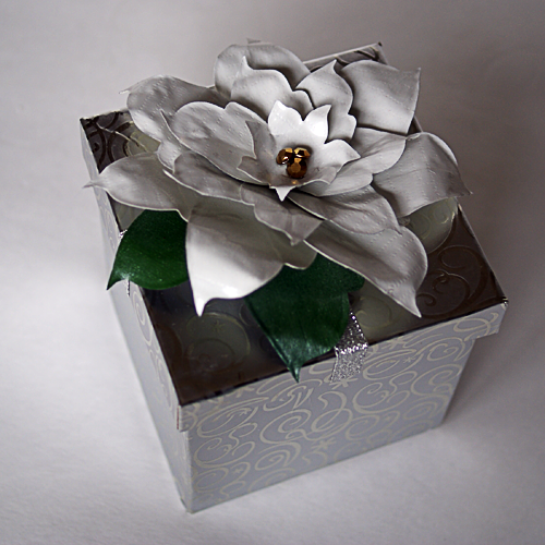Duct Tape Poinsettia Gift Topper #Christmas #Repurpose #Christmas #DIY @savedbyloves