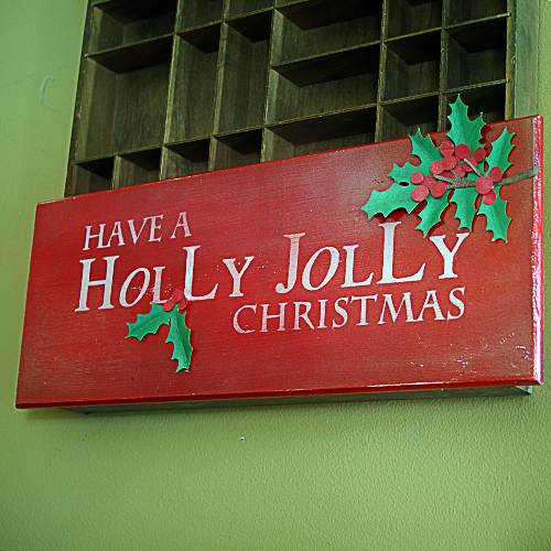 Make a Holly Jolly #ChristmasDecor Sign #repurpose #Upcycle #papercraft @savedbyloves
