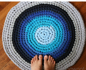 how to make a rug from old t-shirts #recycled #crafts #DIY by One Dog Woof, featured @savedbyloves