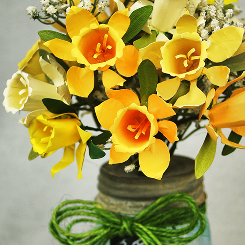 Learn to make a gorgeous Paper Daffodil Bouquet #sizzix and painted #masonjar vase