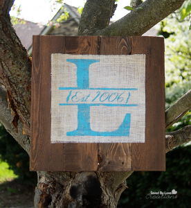 DIY Sign from Reclaimed Wood Pallet and burlap @savedbyloves