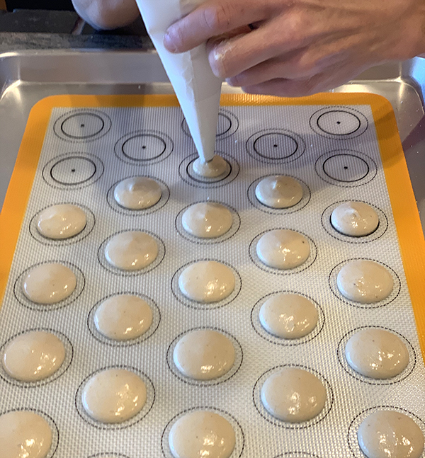 How to Pipe Macarons